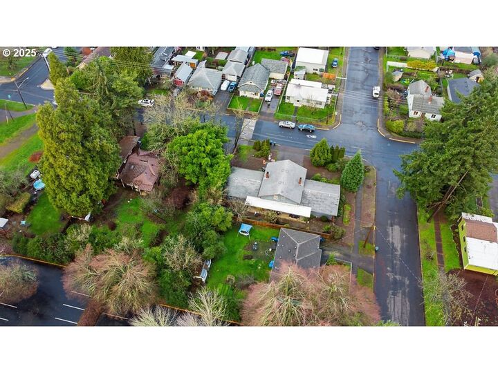 Property Photo: 207 W D St OR 97477