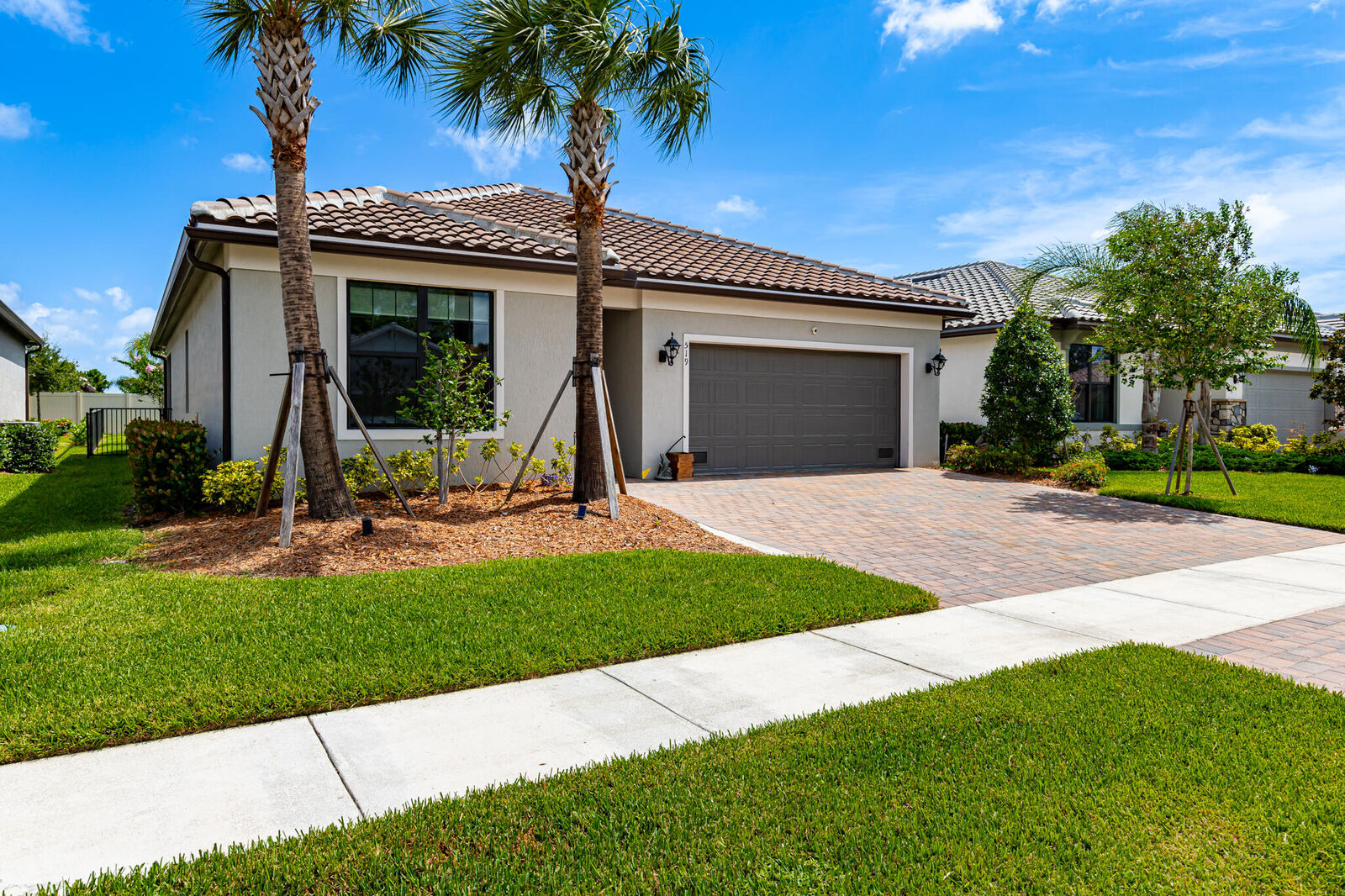 Property Photo: 519 SE Villandry Way FL 34984