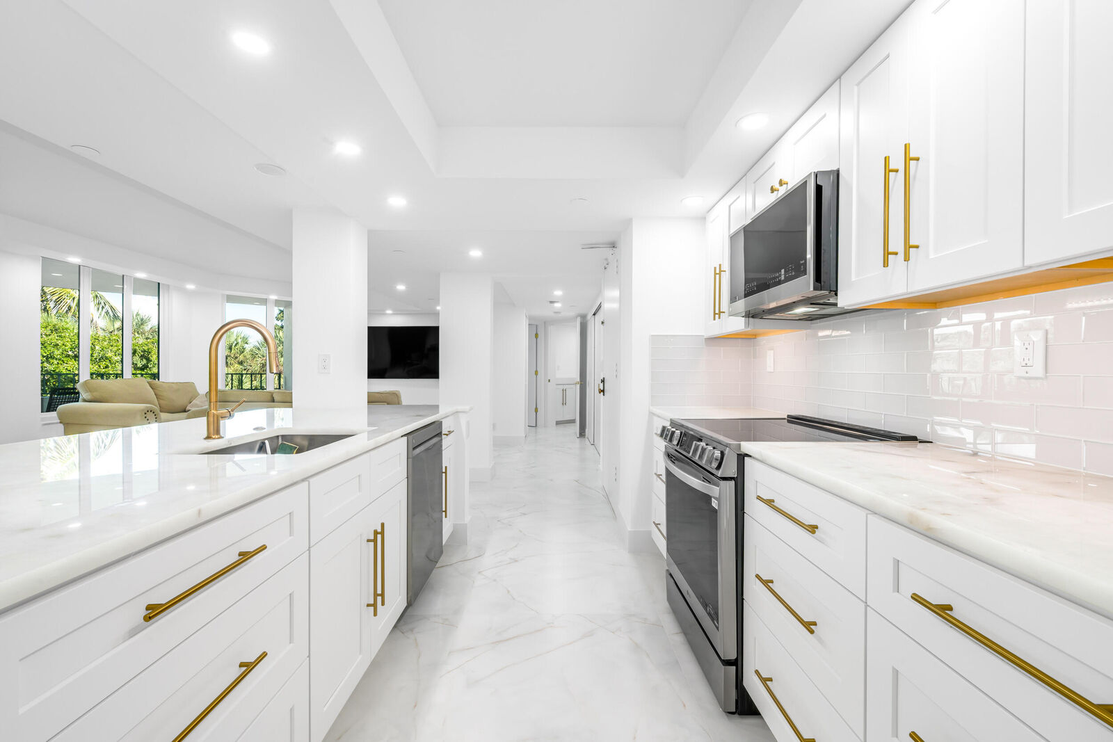 Property Photo:  100 SE 5th Avenue 304  FL 33432 
