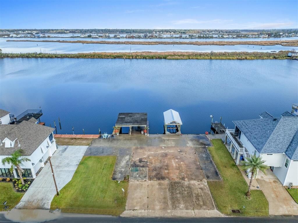 Property Photo: 504 River Road LA 70601