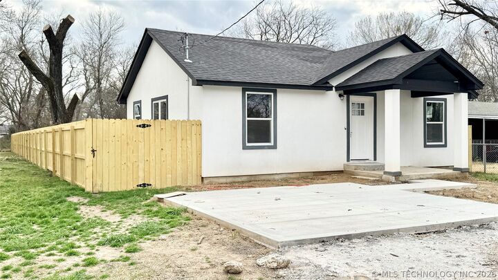 Property Photo:  26 W Ash Place  OK 74073 