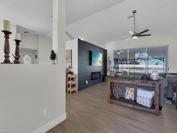 Property Photo:  613 SE 19th Ln  FL 33990 