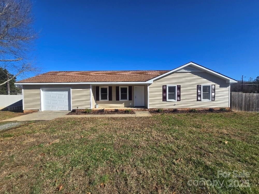 Property Photo: 723 Edgehill Drive NC 28110