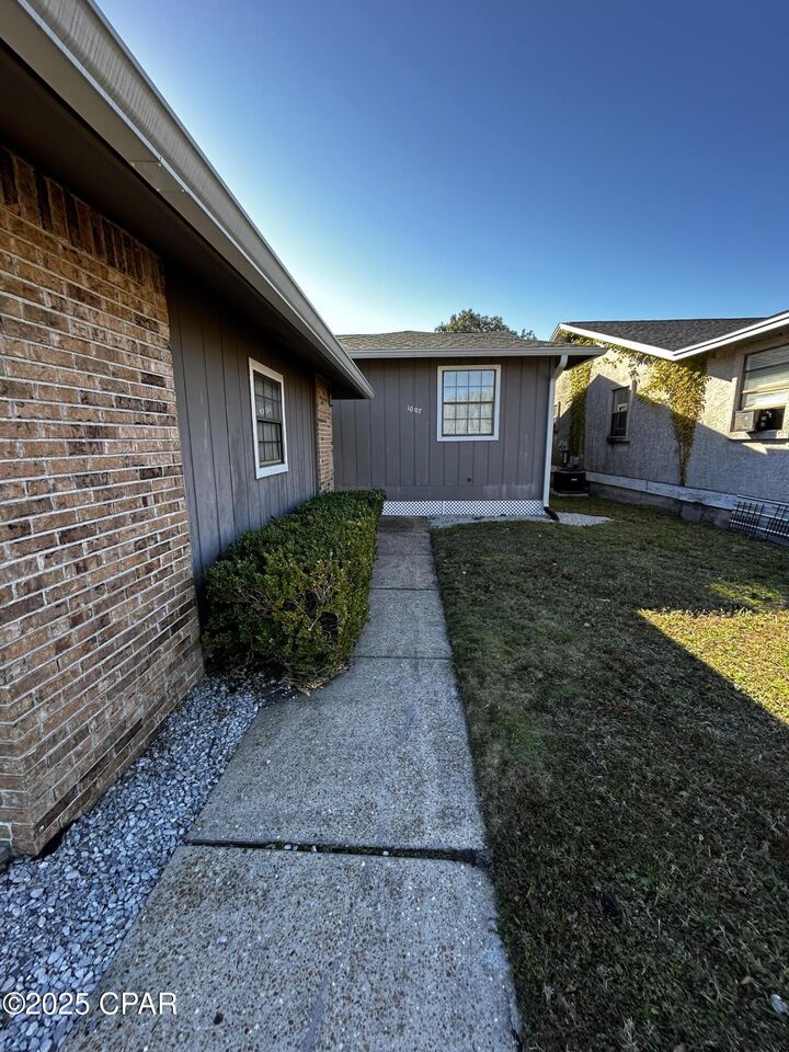 Property Photo:  1007 W 11th Court  FL 32401 