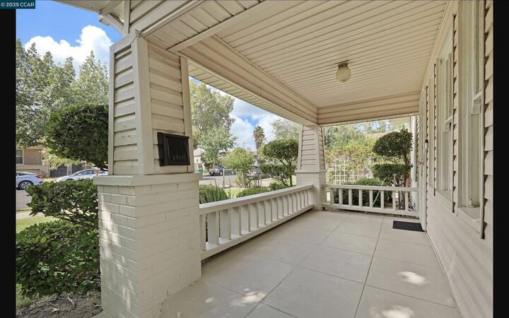 Property Photo:  511 E Locust St  CA 95240 