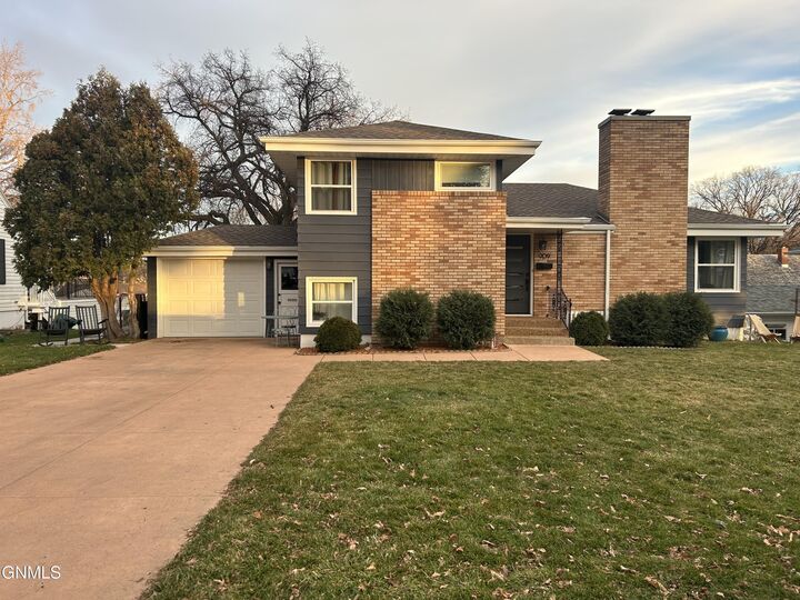 Property Photo:  909 1st Street N  ND 58501 