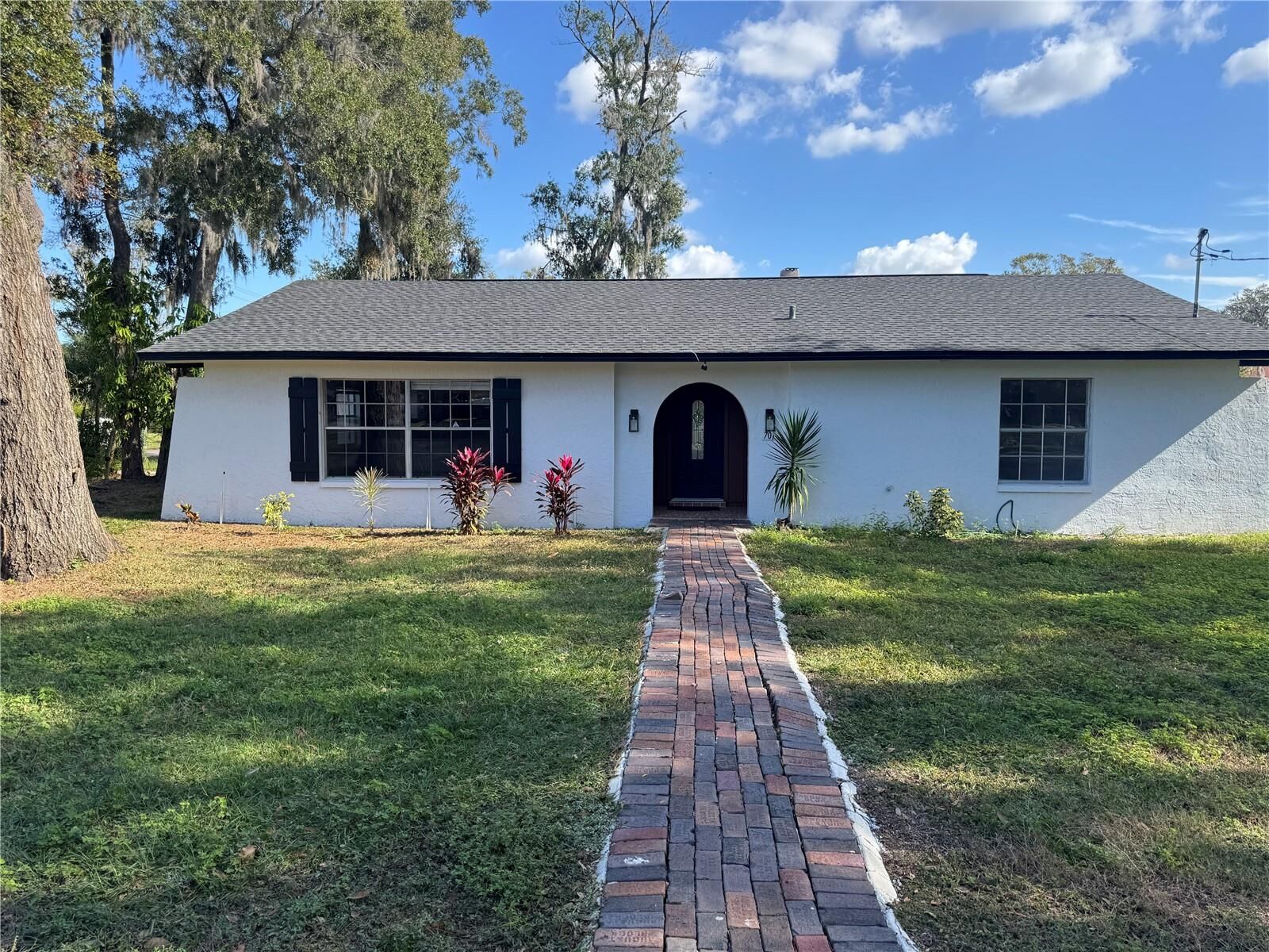 Property Photo:  701 S Oakwood Avenue  FL 33511 