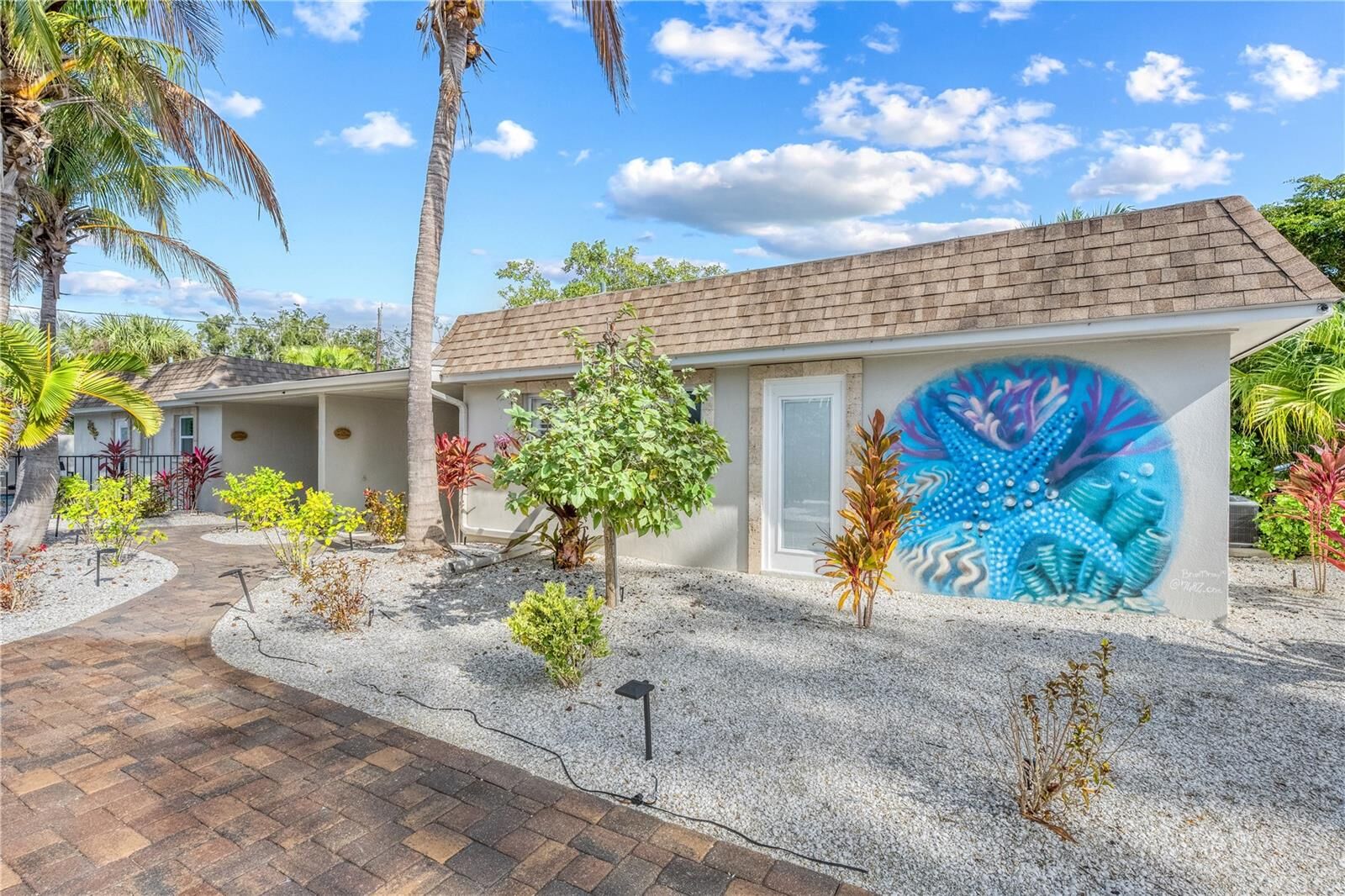 Property Photo:  1123 Crescent Street 1123/1125  FL 34242 