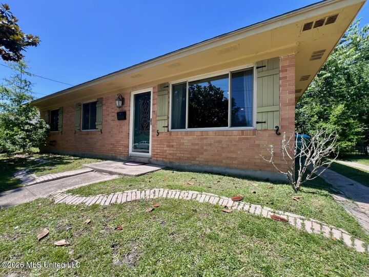 Property Photo:  2213 North Street  MS 39507 