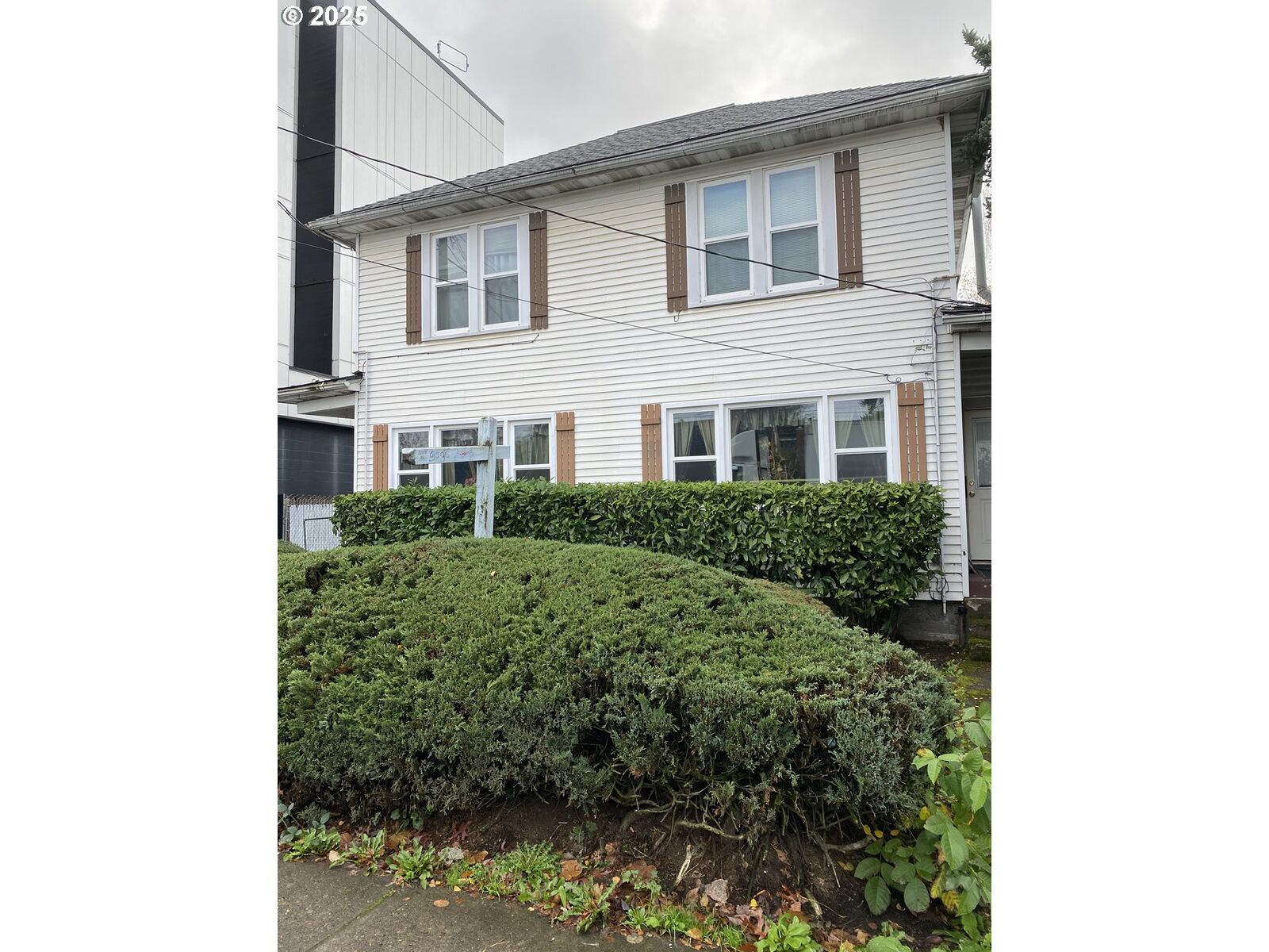 Property Photo:  4320 SE Hawthorne Blvd  OR 97215 