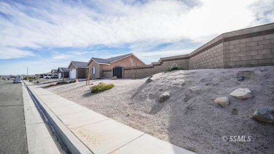 Property Photo:  225 Rainshadow Ct  CA 93555 