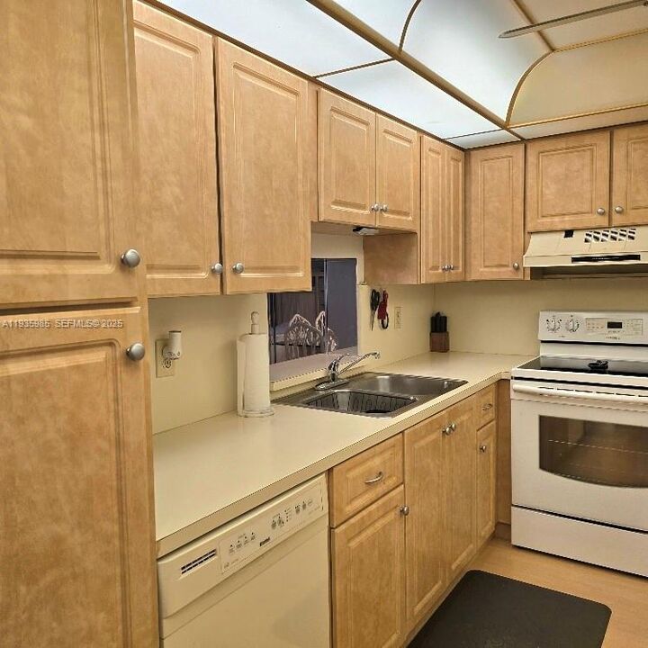 Property Photo:  200 SE 5th Ave 307  FL 33004 