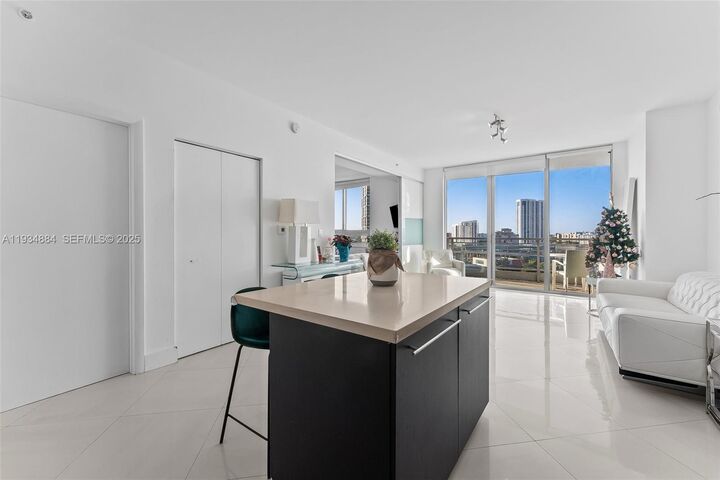 Property Photo:  90 SW 3rd St 1410  FL 33130 