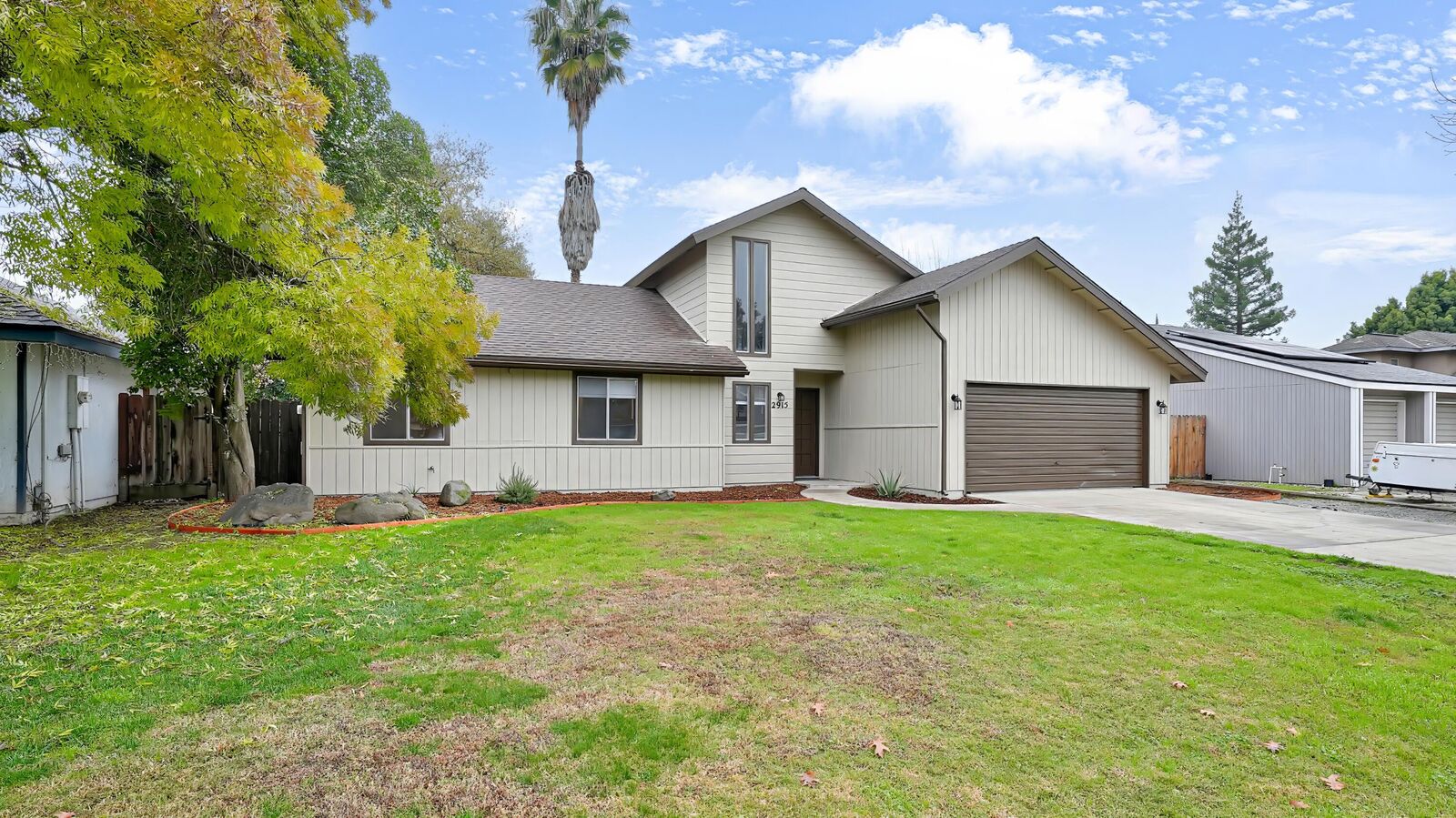 Property Photo:  2915 S Conyer Street  CA 93277 