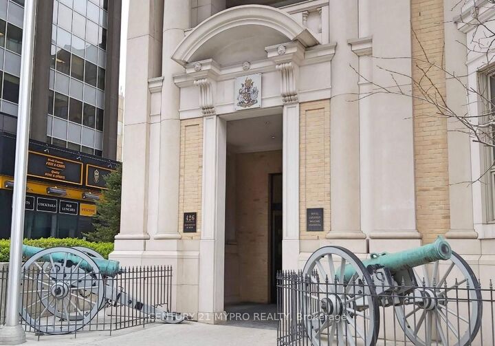 Property Photo:  426 University Avenue 1906  ON M5G 1S9 