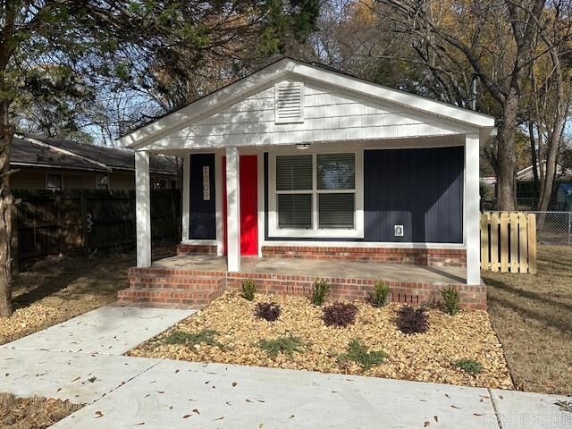 Property Photo:  1009 W Smith Street  AR 72015 