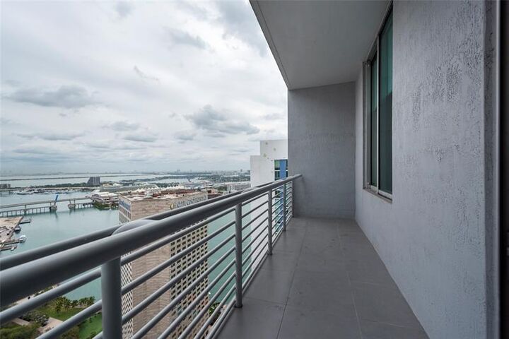 Property Photo: 325 S Biscayne Blvd Lph16 FL 33131