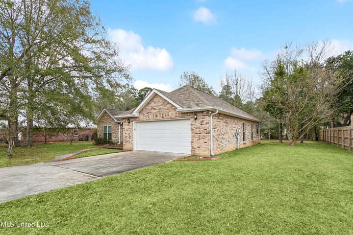 Property Photo:  211 Hilltop Drive  MS 39426 