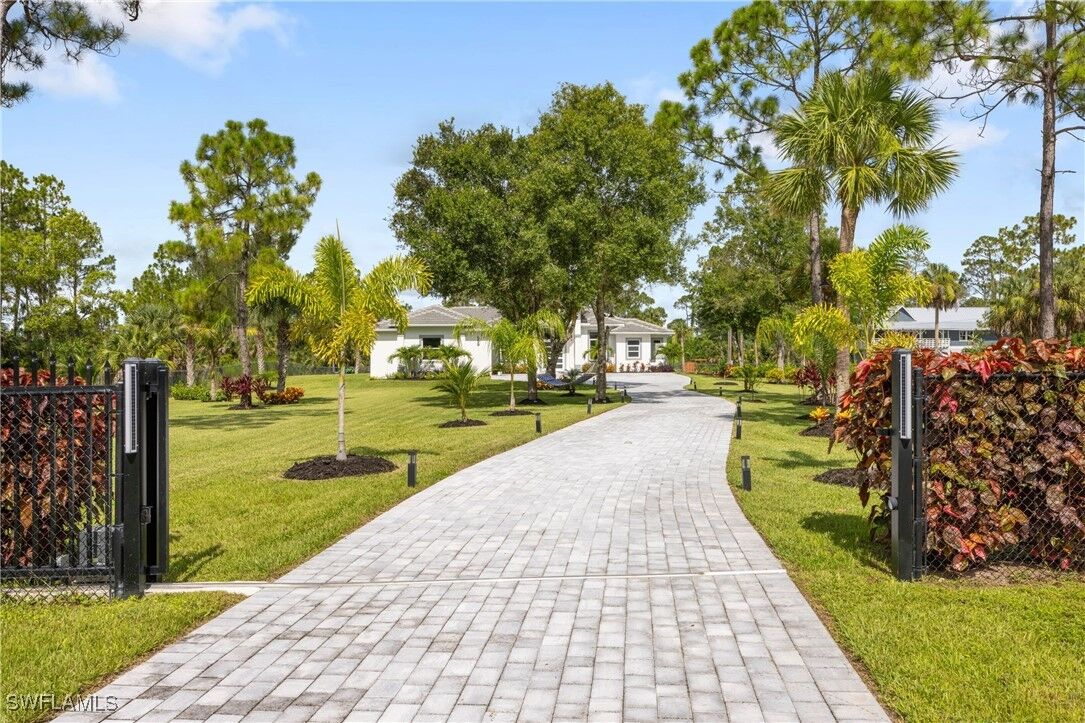 Property Photo: 909 8th Street SE FL 34117