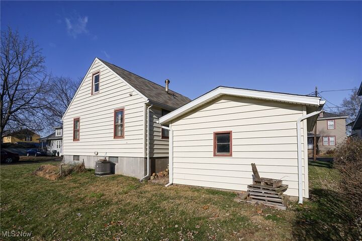 Property Photo:  818 Wyoming Place NE  OH 44646 