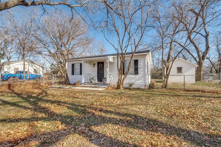 Property Photo:  826 W Laramie Lane  TX 75217 