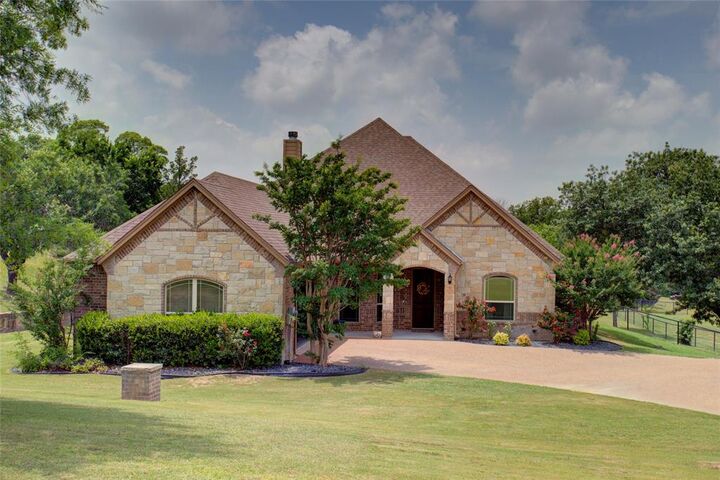 Property Photo: 136 Meadow Arbor Drive TX 76085