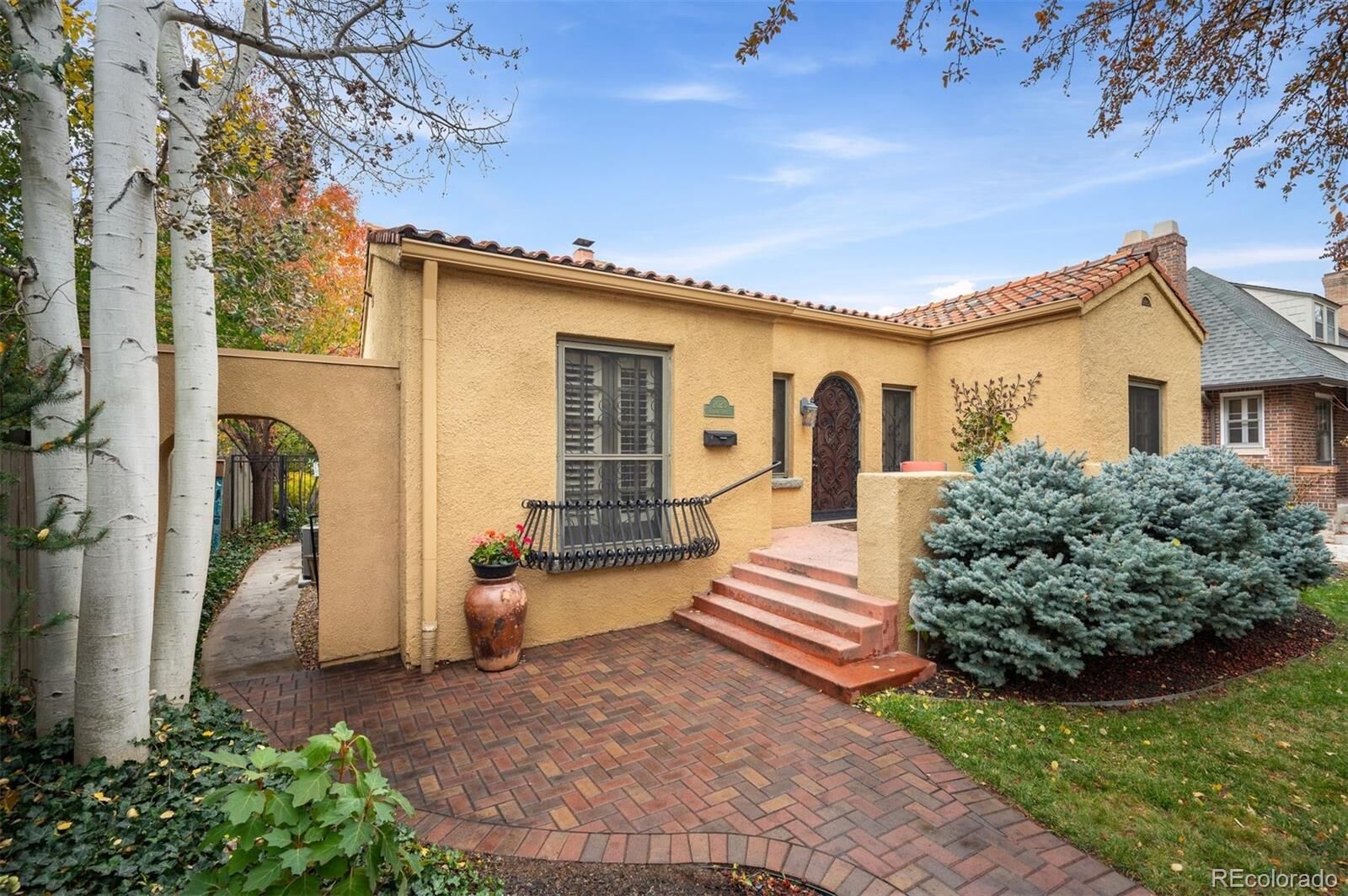 Property Photo:  2025 Eudora Street  CO 80207 