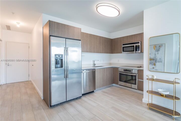 Property Photo:  1600 SW 1st Ave 810  FL 33129 