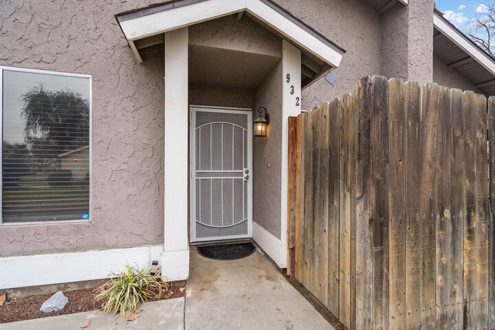 Property Photo: 932 E Babcock Avenue CA 93292