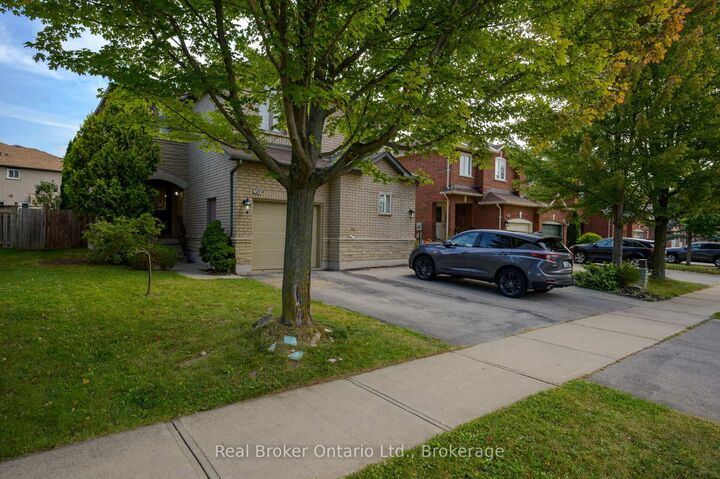 Property Photo: 2189 Shorncliffe Boulevard ON L6M 3X2