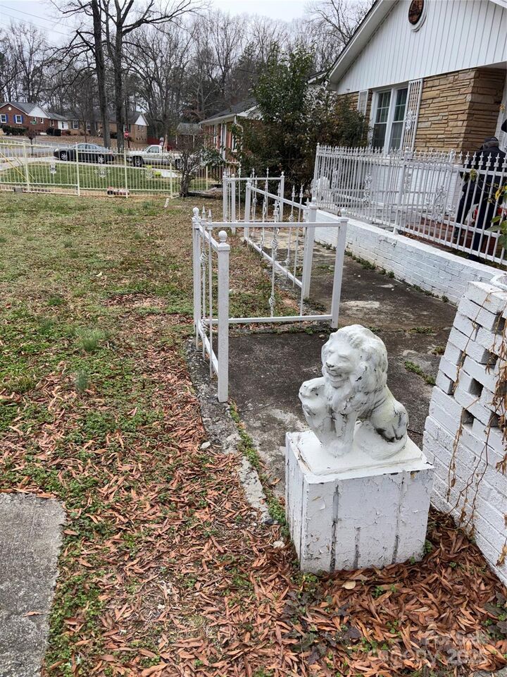 Property Photo:  2836 Fordwood Drive  NC 28208 