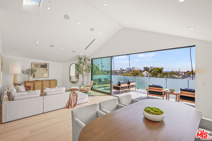 Property Photo:  2530 Beverley Ave  CA 90405 