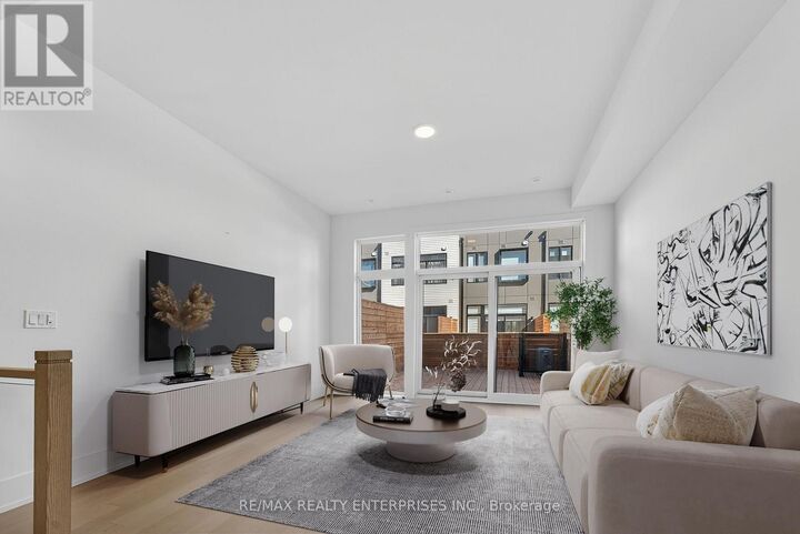 Property Photo:  35 Lou Parsons Way 60  ON L5H 0B2 