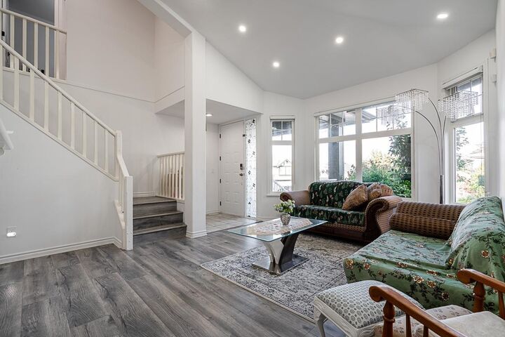 Photo de la propriété:  14616 75A Avenue  BC V3S 8Y5 