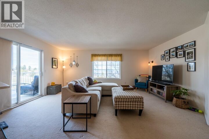 Property Photo: 726 Dunrobin Drive 4 BC V1S 1X3