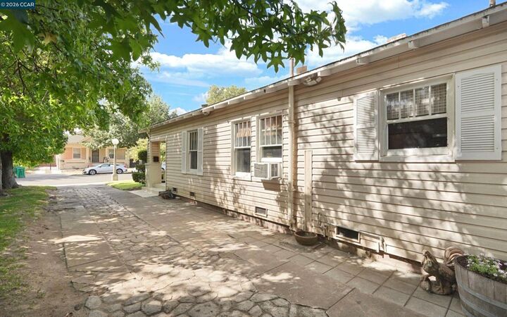 Property Photo:  511 E Locust St  CA 95240 