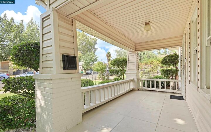 Property Photo: 511 E Locust St CA 95240