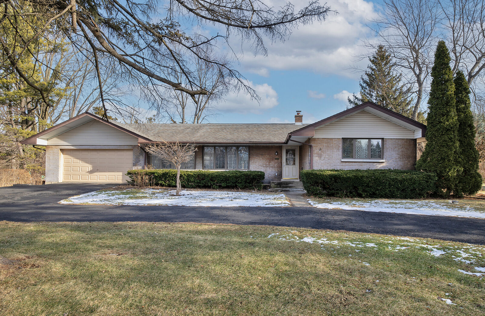 Property Photo:  103 S Maple Lane  IL 60070 