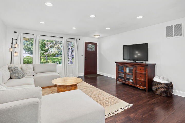 Property Photo:  1011 Mercury Drive  IL 60193 