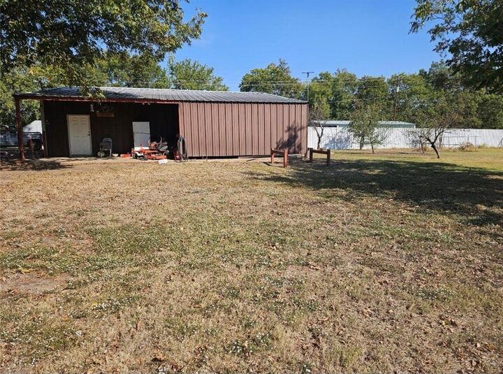 Property Photo:  1347 Farm Road 38 S  TX 75421 