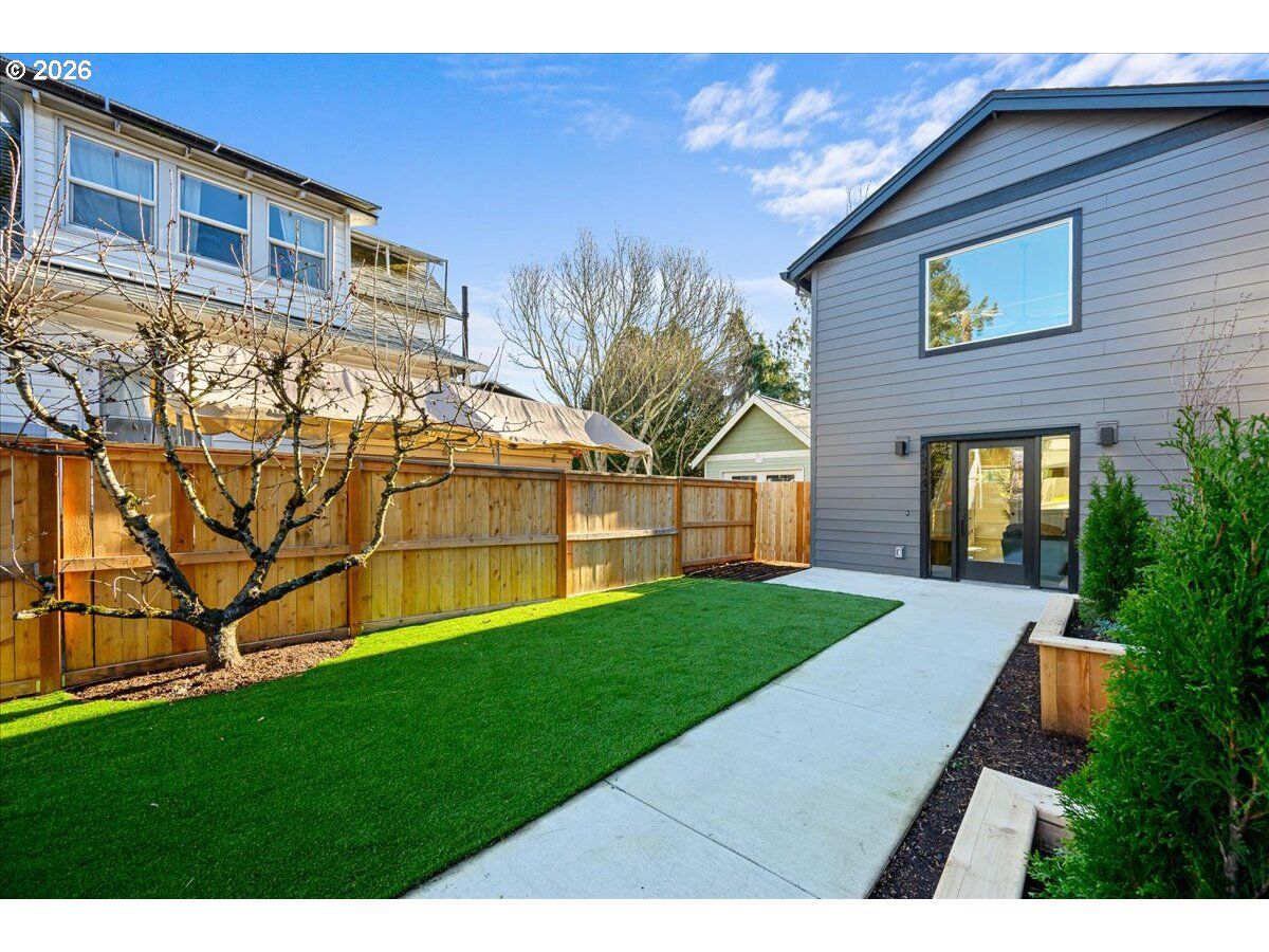 Property Photo:  4234 SE Yamhill St C  OR 97215 