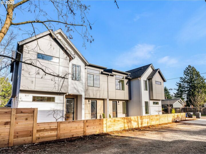 Property Photo:  5945 SE 60th Ave  OR 97206 