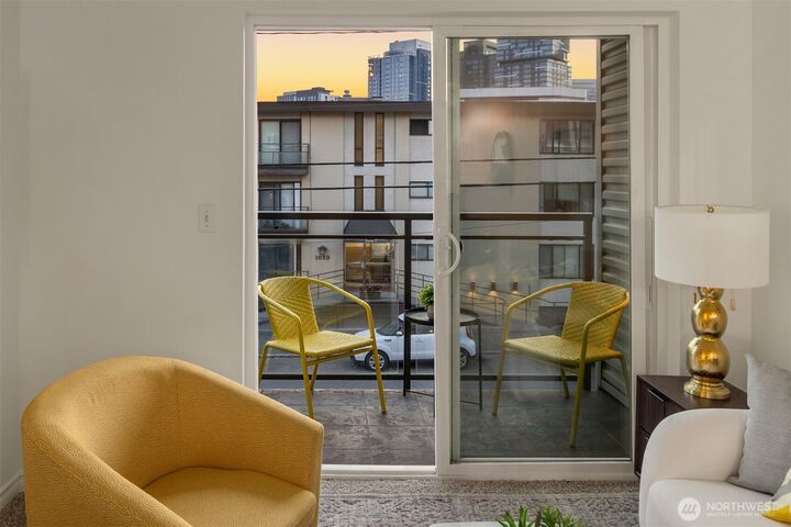 Property Photo:  1616  Summit Avenue N203  WA 98122 