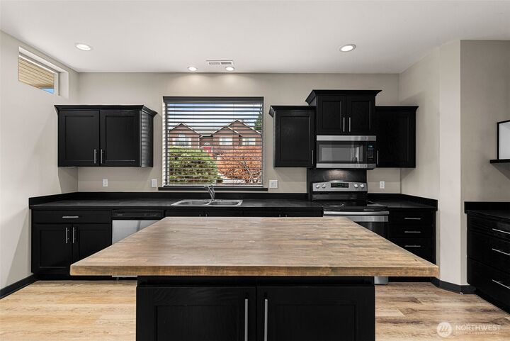 Property Photo:  1467  Melissa Way  WA 98801 