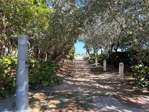 Property Photo:  4652 Poinciana Street 2  FL 33308 