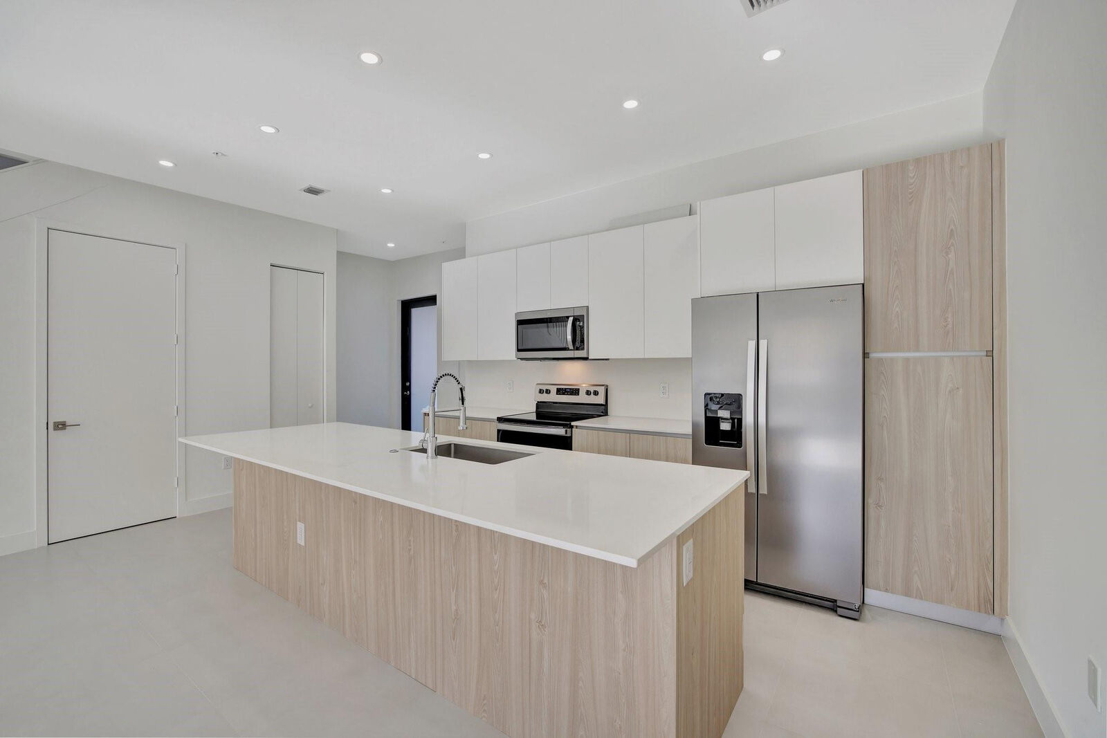 Property Photo:  4208 NE 7th Terrace 8  FL 33334 