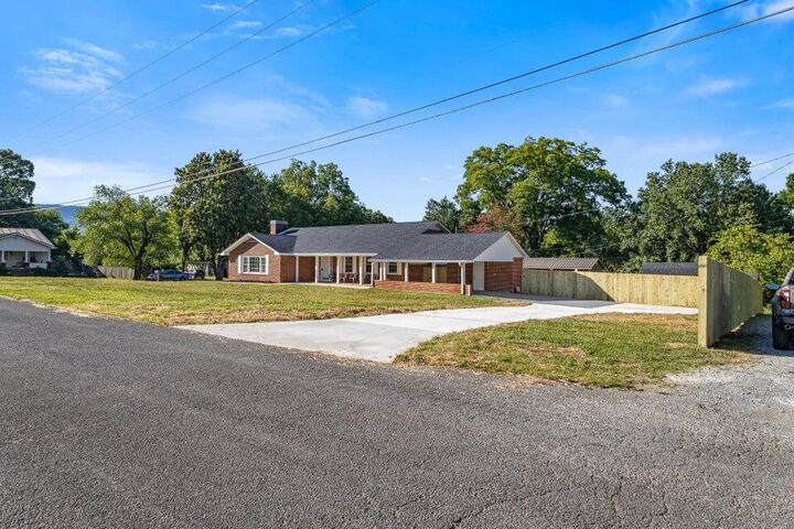 Property Photo:  1100 Washington Avenue  TN 37331 