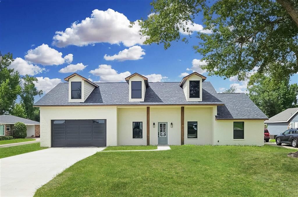 Property Photo: 1450 N Chateau Circle N LA 70605