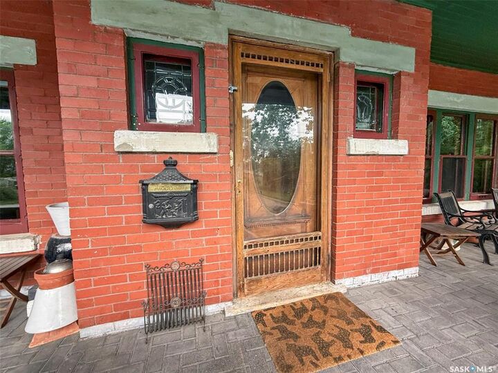 Property Photo: 735 Sidney Street E SK S9H 1T5