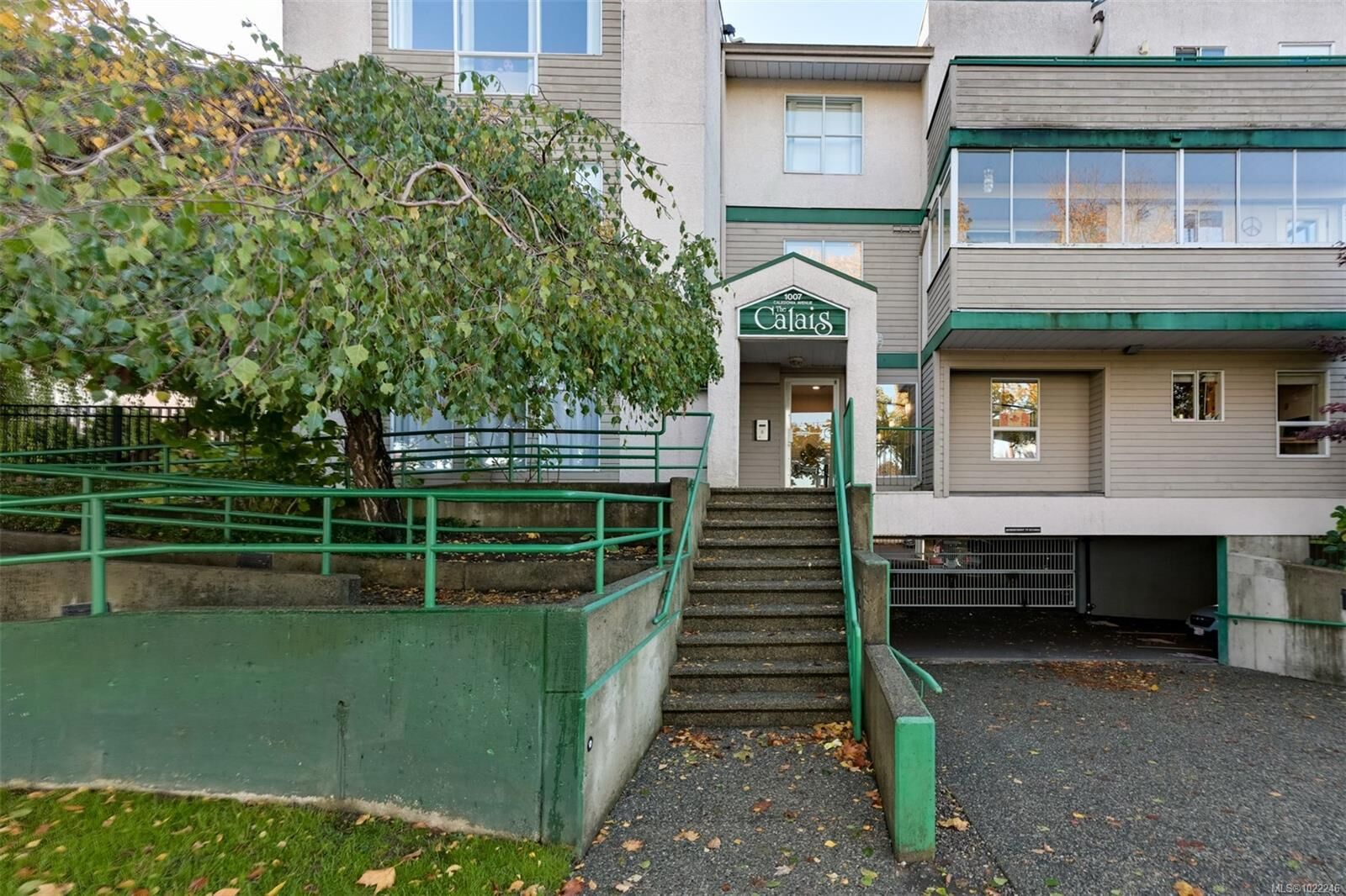 Property Photo:  1007 Caledonia Ave 302  BC V8T 1E7 